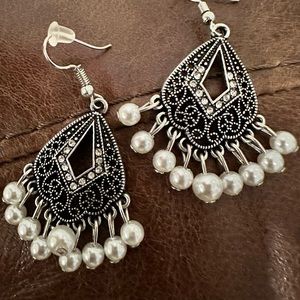 Paparazzi Earrings- silver with pearl